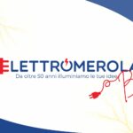 Elettromerola blog su sfondo bianco, fulmini elettrici e ombre blu.