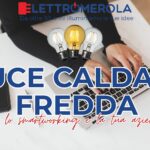 Persona che sta svolgendo l'attività di smartworking. in questa immagine si vedono solo le braccia (con maniche nere) e le mani.