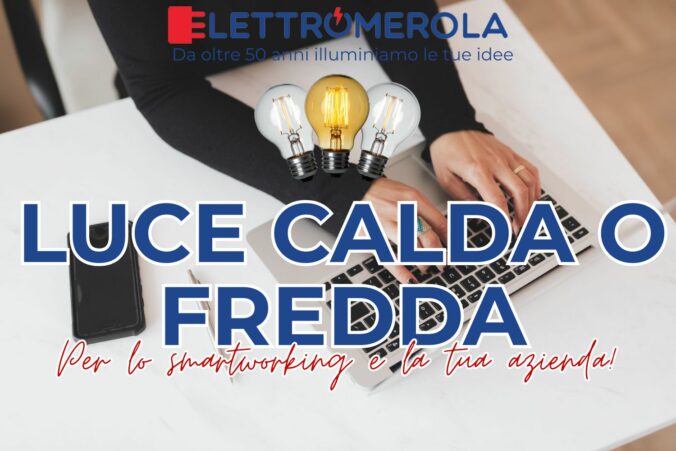 Persona che sta svolgendo l'attività di smartworking. in questa immagine si vedono solo le braccia (con maniche nere) e le mani.