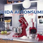 elettrodomestici rossi su un banco da cucina