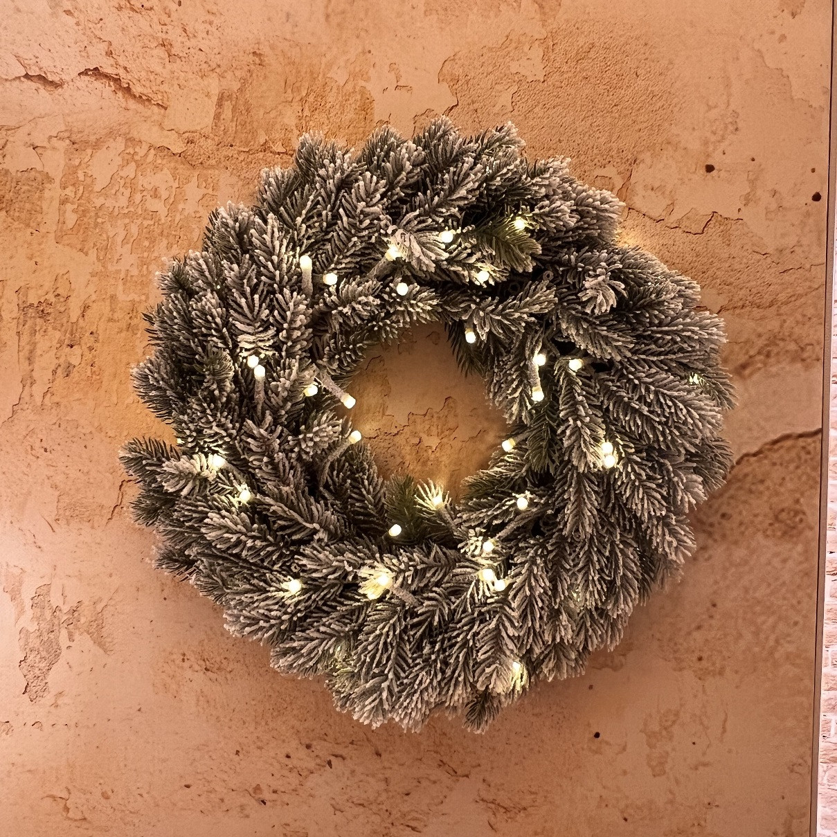 Corona fuori porta LFA Prelit PE Decoro ø40cm 50 LED bianco caldo a batteria. ø40cm 50 LED 3AA